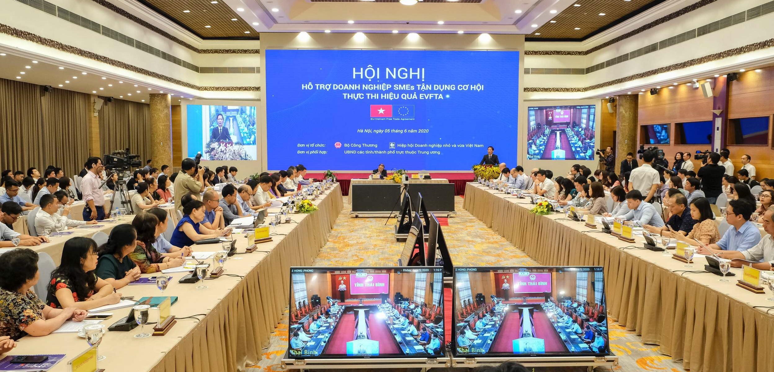 Họp trực tuyến giải quyết yêu cầu thiết yếu thời Covid-19